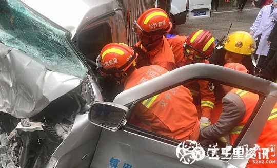 鎮巴210國道兩車相撞2人被困，消防緊急救援