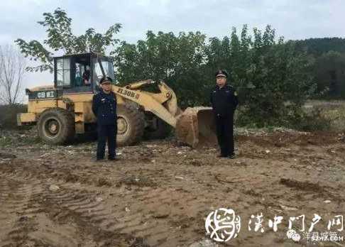 洋縣一土方運輸車擅自傾倒建筑垃圾，渣土辦當即叫停