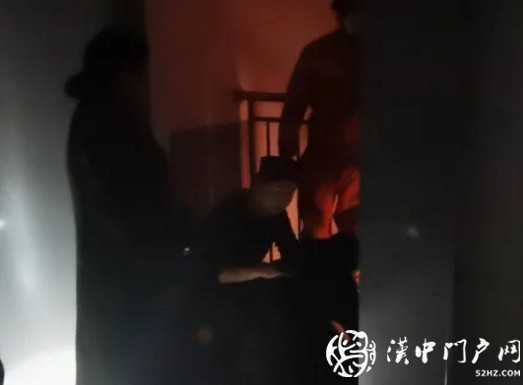 西鄉男子欲跳樓，消防一把拽住其胳膊！
