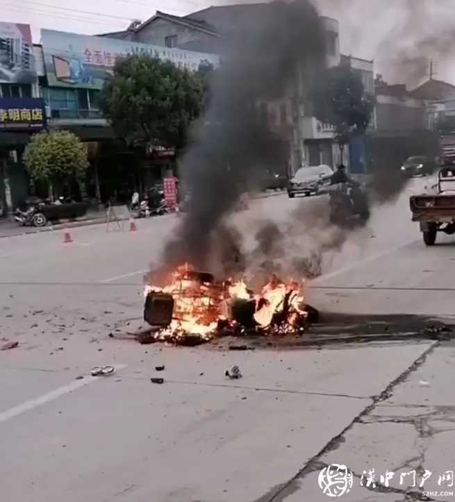 西鄉一轉盤突發事故，摩托車起火燃燒！