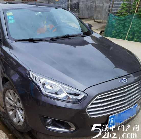 女司機(jī)開車掉進(jìn)溝里，洋縣眾黨員幫忙抬車