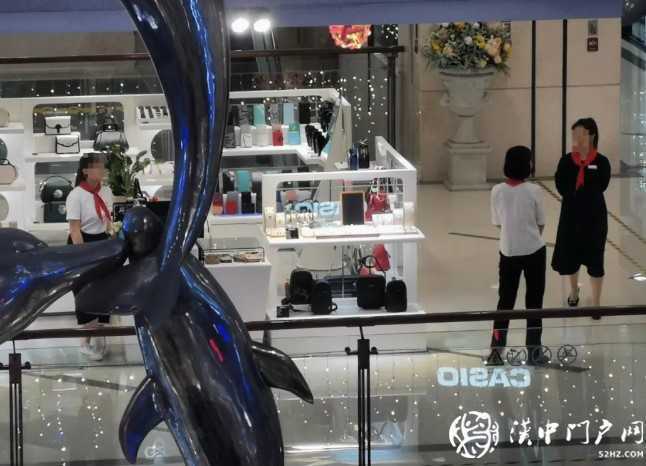 漢中一商場內(nèi)促銷人員佩戴紅領(lǐng)巾？團(tuán)中央早有規(guī)定，不容濫用！