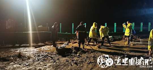 銀昆高速留壩段一處道路被水毀，多部門聯合搶險