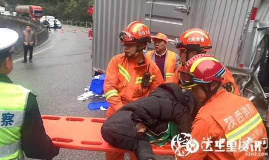 鎮巴210國道兩車相撞2人被困，消防緊急救援