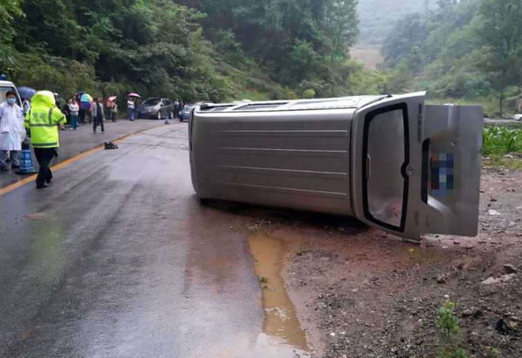漢中寧強一面包車路滑失控，致路邊農戶當場死亡！