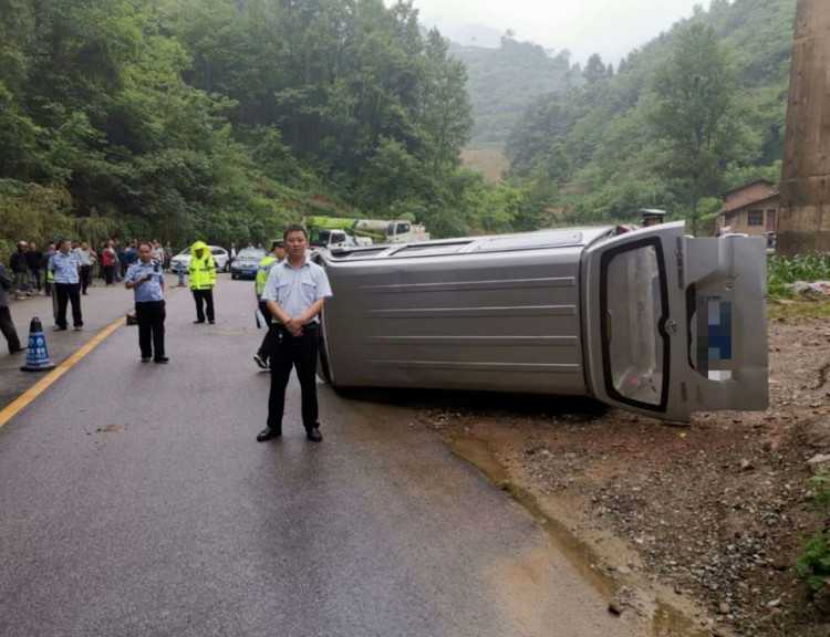 漢中寧強一面包車路滑失控，致路邊農戶當場死亡！