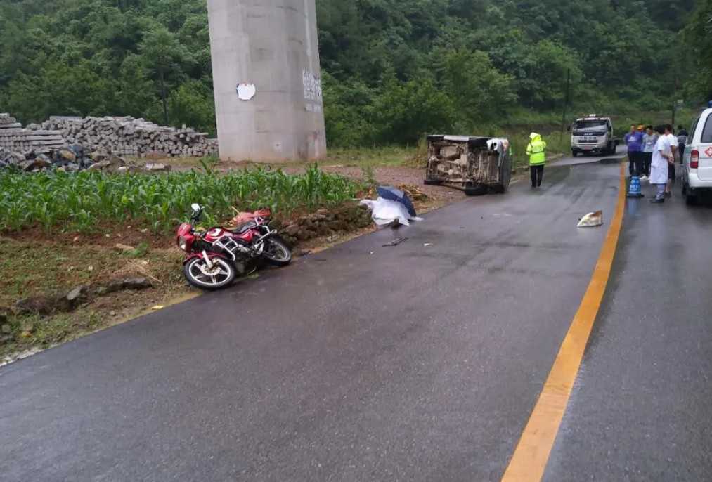 漢中寧強一面包車路滑失控，致路邊農戶當場死亡！