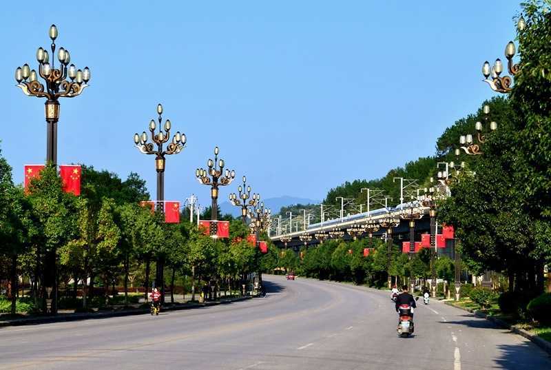 陜西寧強縣:千面國旗扮靚漢江源頭第一城 