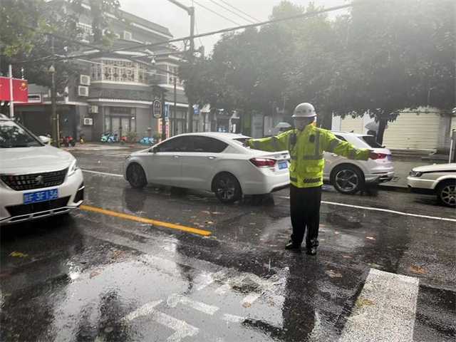 68小時堅守！漢中交警大隊圓滿完成國慶假期道路交通安保任務"