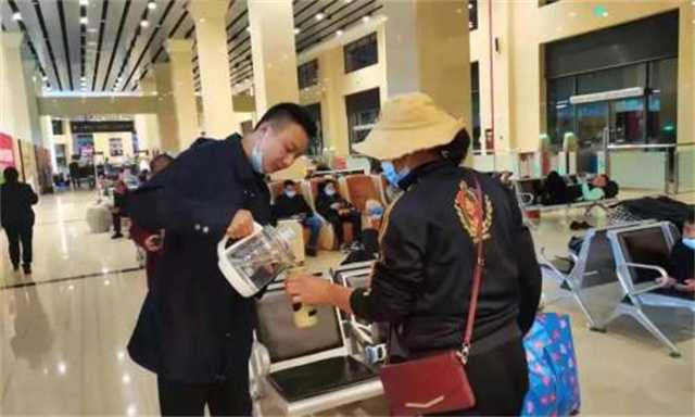 暖！凌晨六點車來了，漢臺區旅游集散中心貼心服務滯留游客