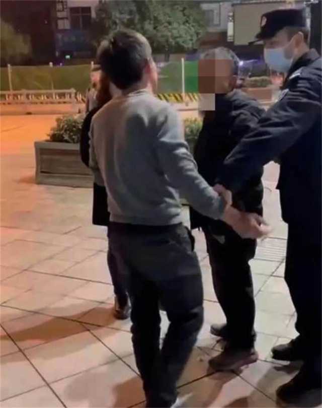酒后滋事打倒兩名女子還襲警，略陽(yáng)一醉漢被拘留