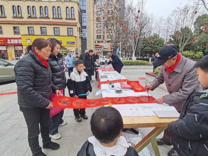 城固：“送春聯(lián)、送祝福”活動(dòng)在縣樂(lè)城公園舉行
