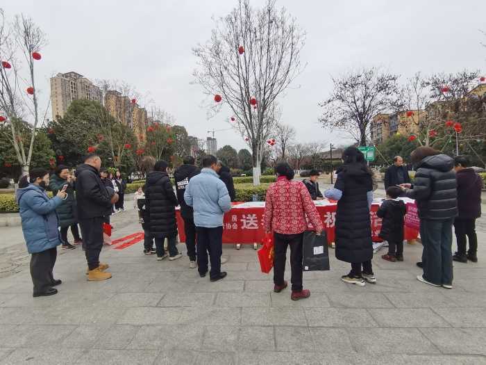 城固：“送春聯(lián)、送祝福”活動(dòng)在縣樂(lè)城公園舉行