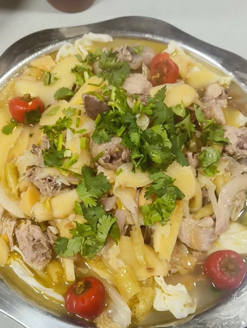 跟著非遺美食游南鄭：酸辣鮮香、肉嫩湯美的泡姜雞。