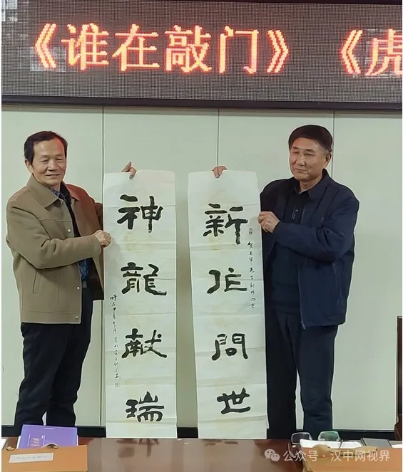 作家朱軍《藍(lán)色經(jīng)緯》等三部文學(xué)新著發(fā)布座談會(huì)召開(kāi)