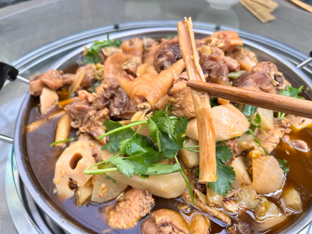 跟著非遺美食游南鄭：酸辣鮮香、肉嫩湯美的泡姜雞。