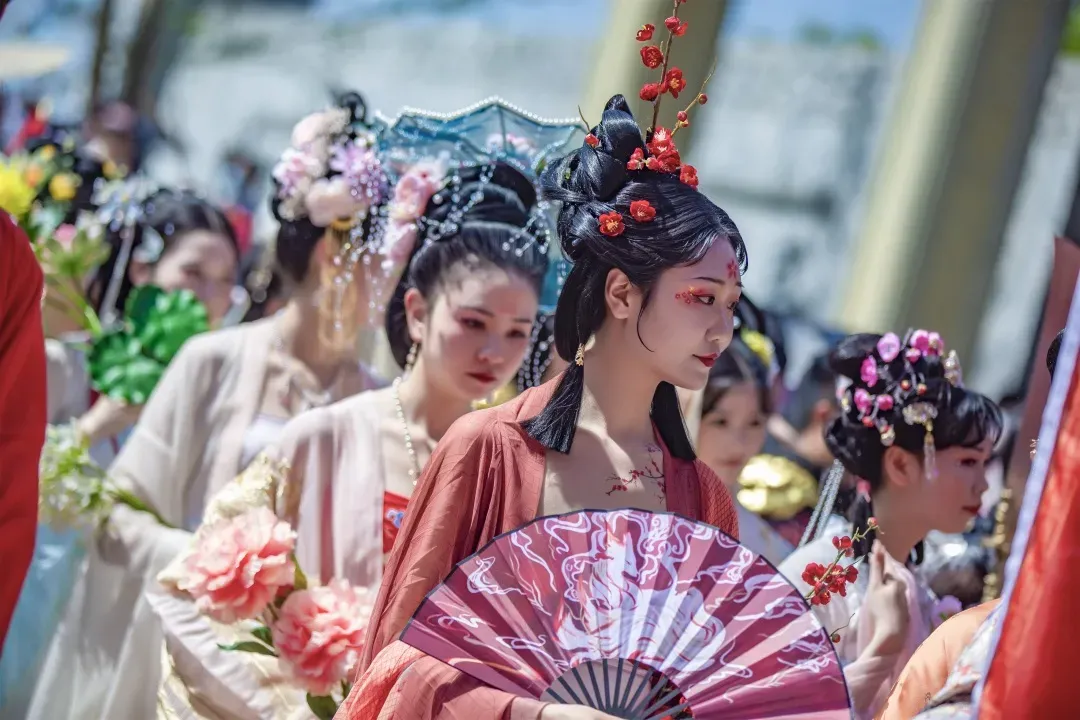 2025“盛世迎華誕·萬人游漢中”漢服嘉年華10月1日啟幕，沉浸式體驗漢韻風華！