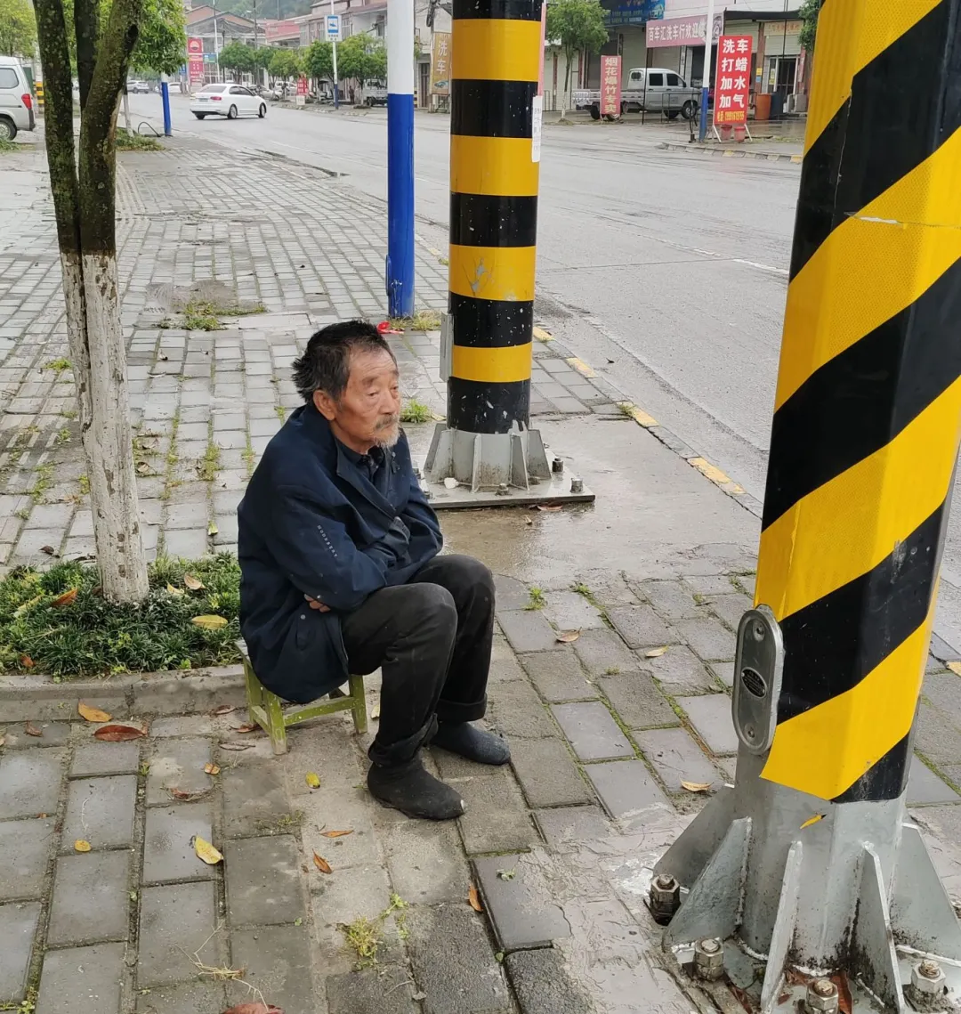 暖心︱八旬老人迷路，公路人幫助回家
