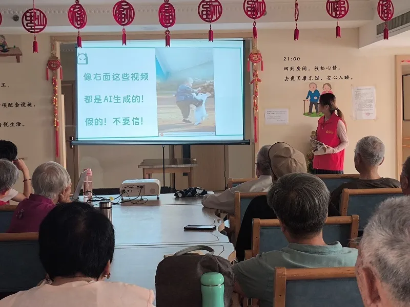 華中農(nóng)業(yè)大學(xué)學(xué)生實踐團(tuán)走進(jìn)褒國康樂園，讓青春持續(xù)溫暖“夕陽紅”