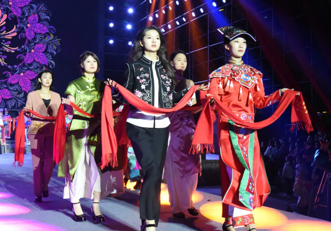 “云上霓裳·羌韻新生”T臺秀寧強(qiáng)華美上演 千年羌文化煥發(fā)時(shí)代光華