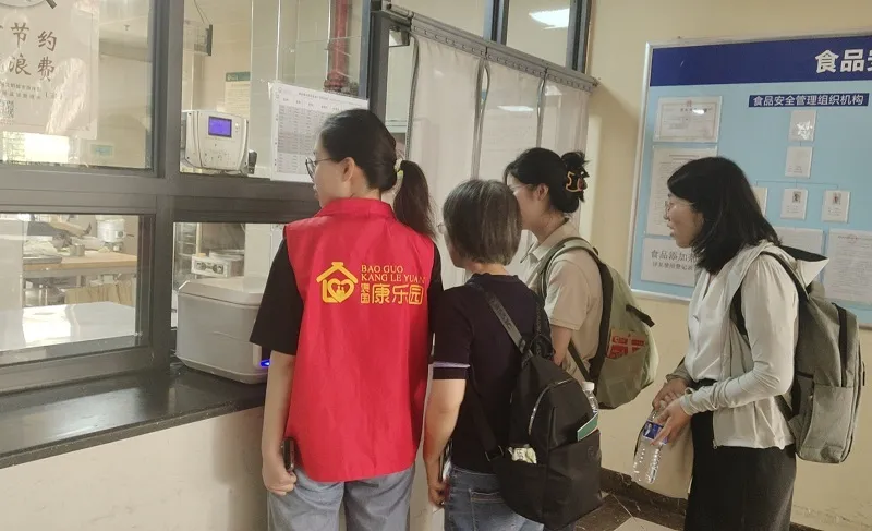 華中農(nóng)業(yè)大學(xué)學(xué)生實踐團(tuán)走進(jìn)褒國康樂園，讓青春持續(xù)溫暖“夕陽紅”