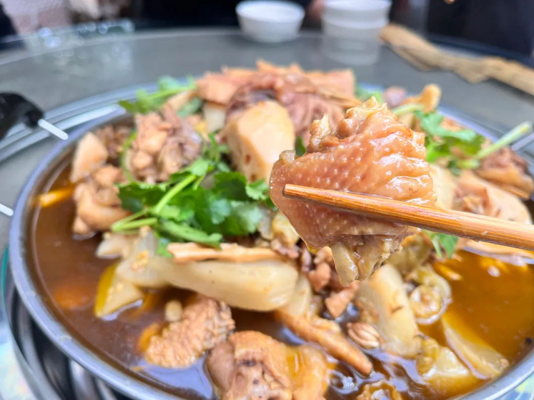 跟著非遺美食游南鄭：酸辣鮮香、肉嫩湯美的泡姜雞。