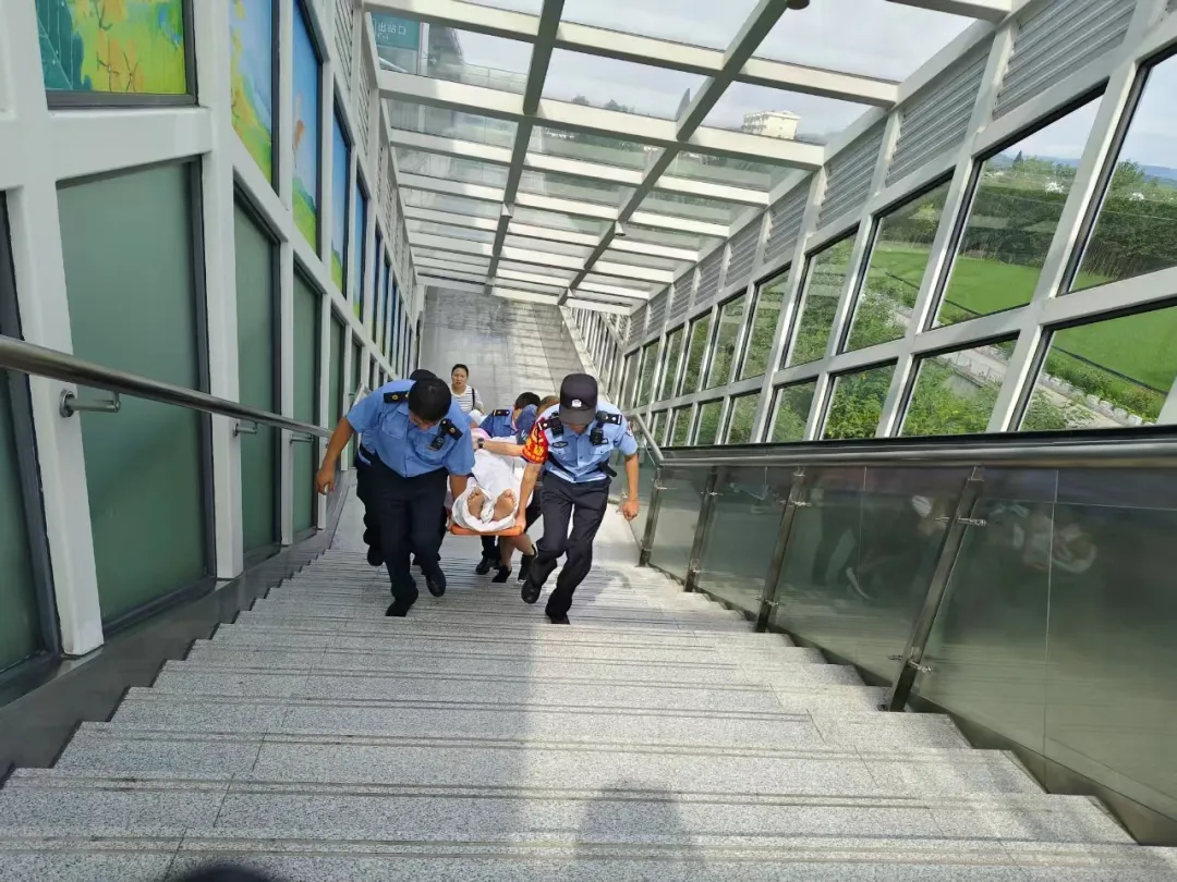 老人家中重傷急需出外救治！洋縣西站全力協調速達西安！