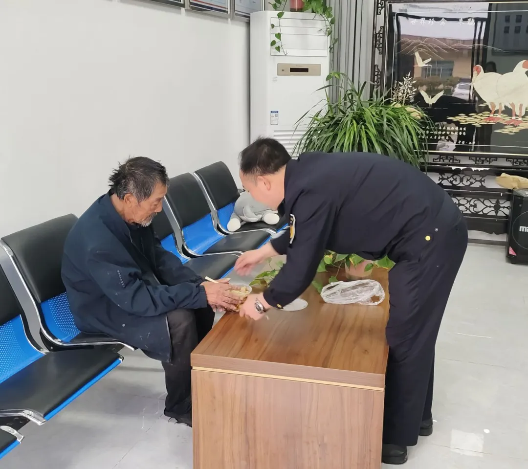 暖心︱八旬老人迷路，公路人幫助回家