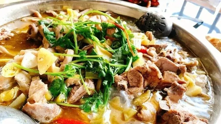 跟著非遺美食游南鄭：酸辣鮮香、肉嫩湯美的泡姜雞。