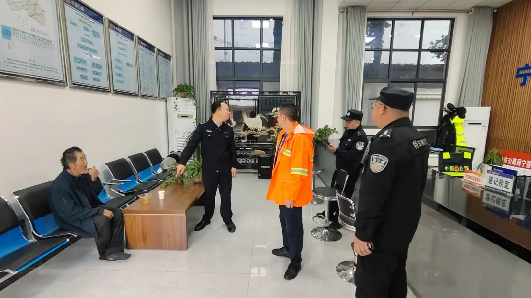 暖心︱八旬老人迷路，公路人幫助回家