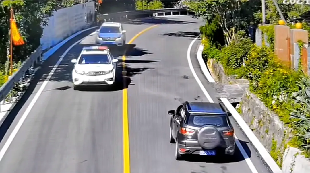 “別怕！跟著警車走，我們來開道”