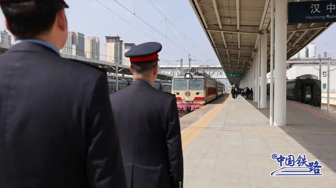 老鄉叫它“雙節棍”！這列經過漢中的火車可能是中國最短的