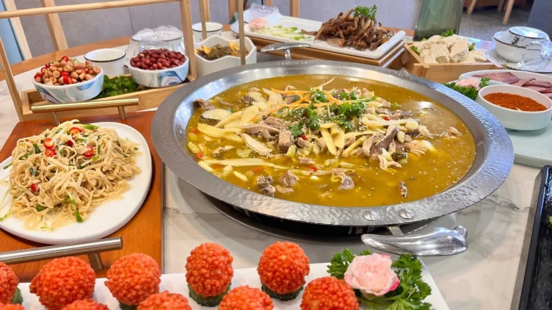 跟著非遺美食游南鄭：酸辣鮮香、肉嫩湯美的泡姜雞。