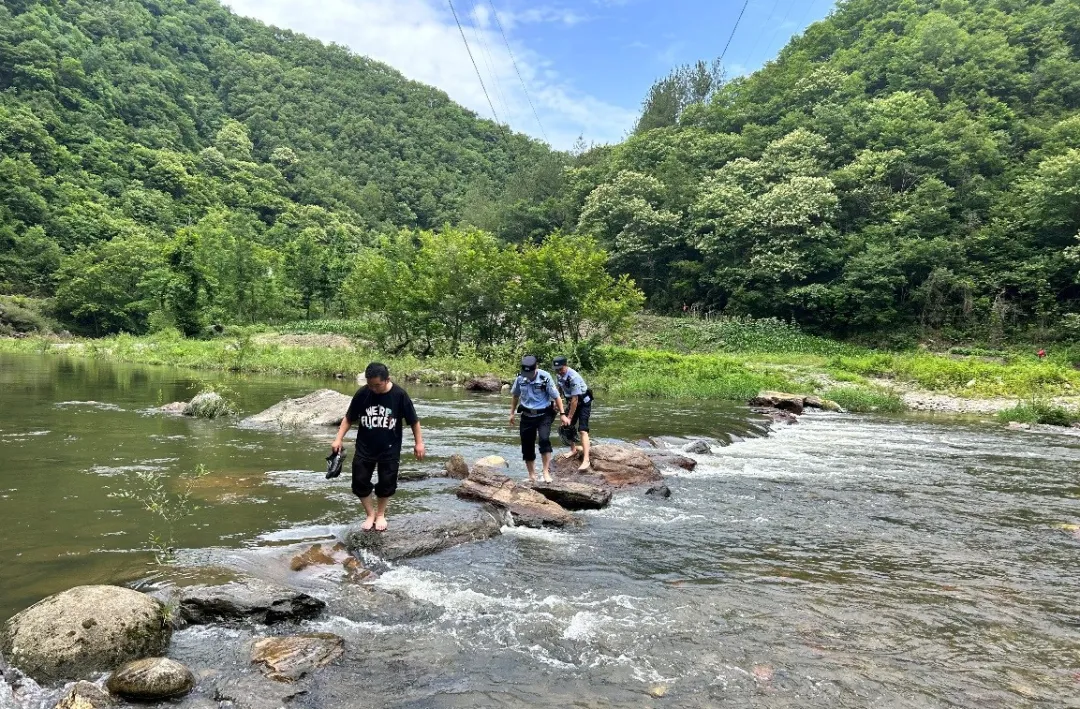小伙任性離家出走，漢中民警深山尋回