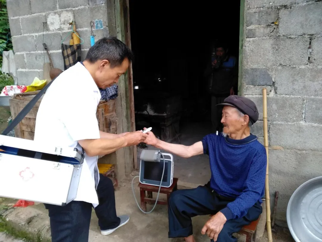 堅守！西鄉有這樣一位村醫……