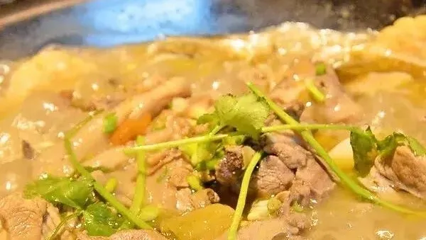 跟著非遺美食游南鄭：酸辣鮮香、肉嫩湯美的泡姜雞。