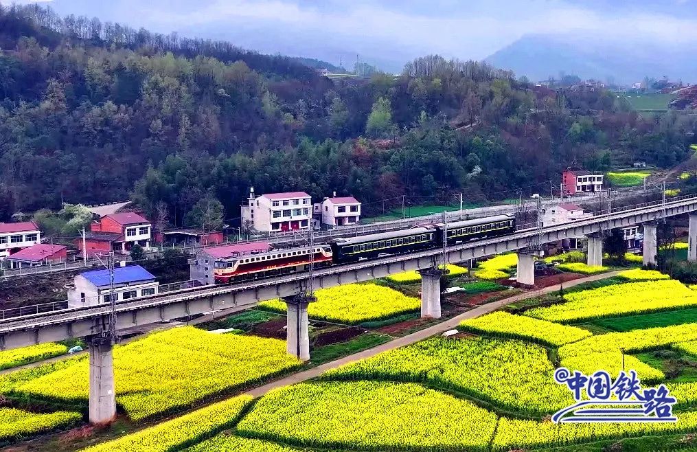 老鄉叫它“雙節棍”！這列經過漢中的火車可能是中國最短的