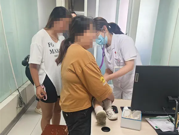1歲小游客高燒驚厥，漢中警車緊急開(kāi)道送醫(yī)!