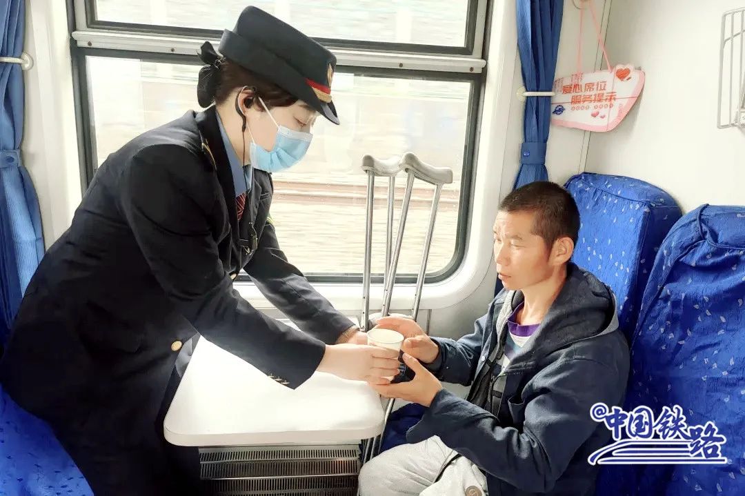 老鄉叫它“雙節棍”！這列經過漢中的火車可能是中國最短的