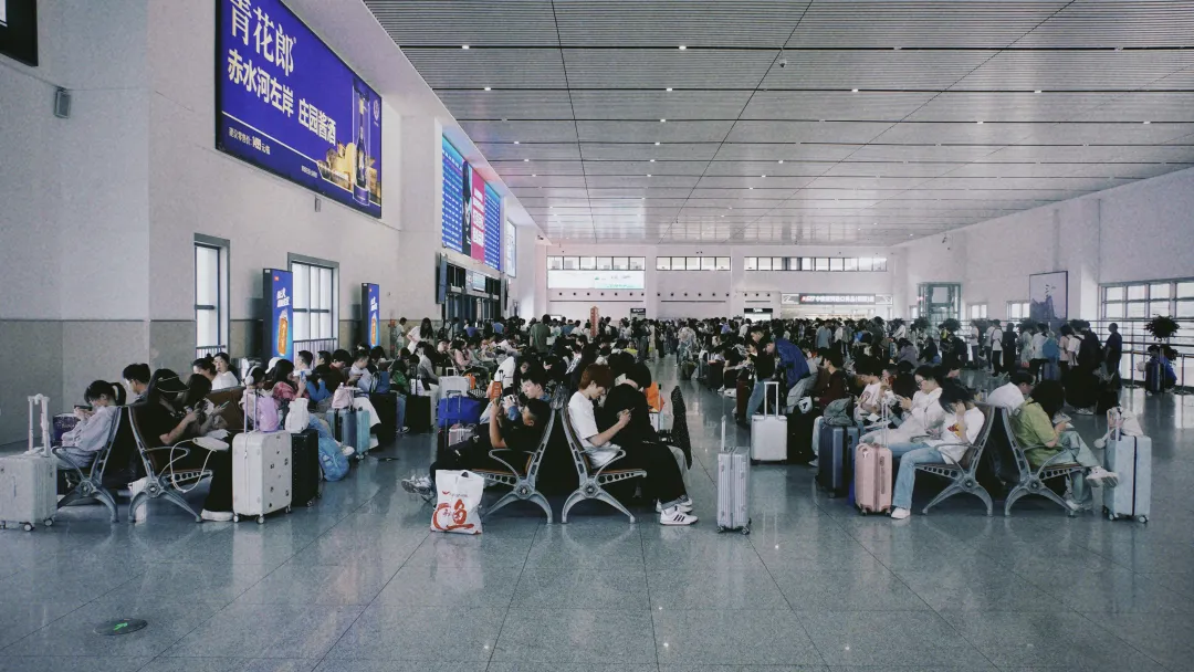 漢臺(tái)：交通部門(mén)聯(lián)動(dòng)“護(hù)航” “五一”返程高峰平穩(wěn)有序