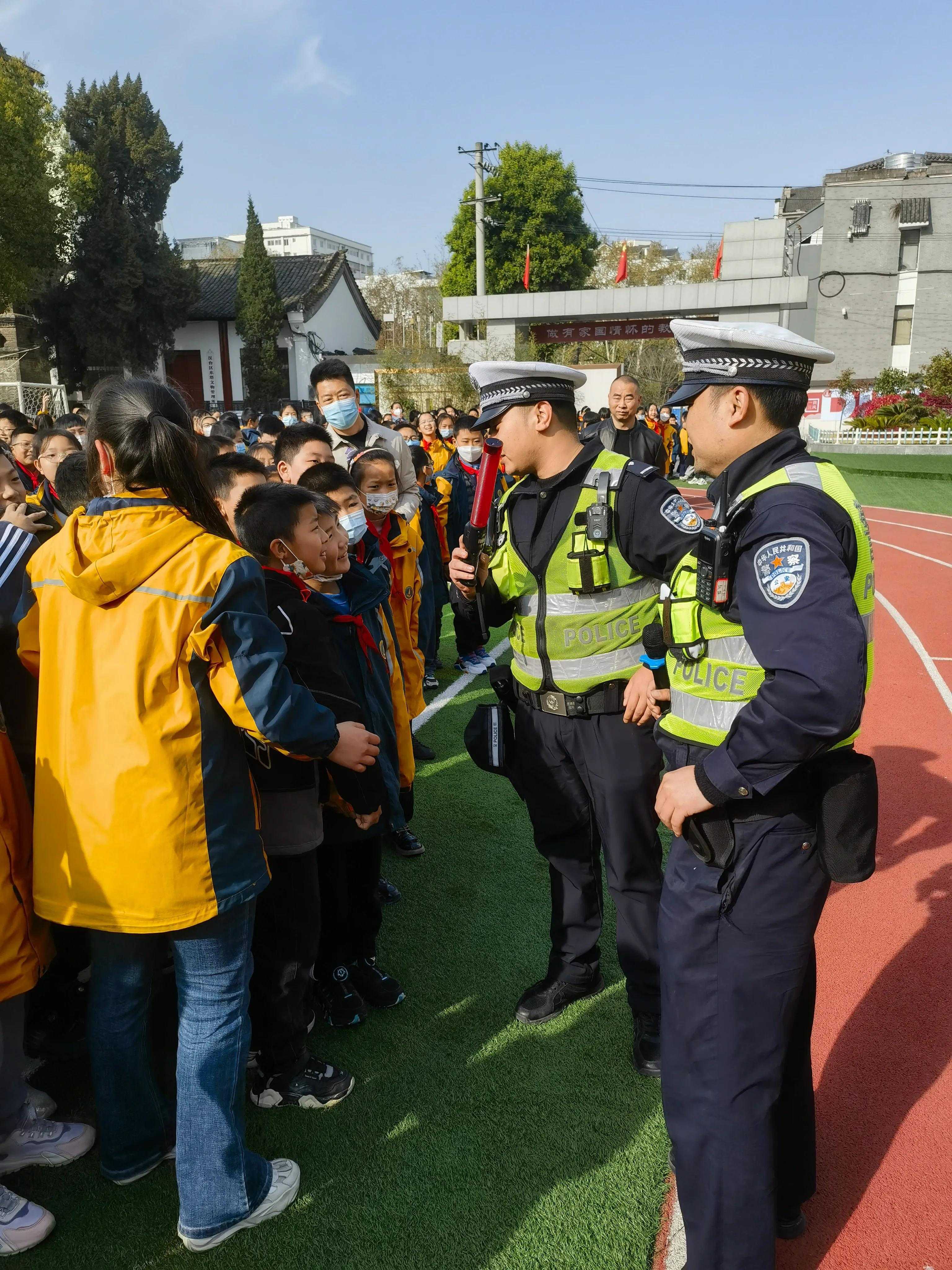【全國中小學(xué)生安全教育日】漢中交警一大隊(duì)開講啦！
