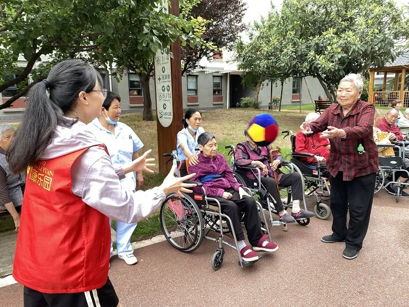 華中農(nóng)業(yè)大學(xué)學(xué)生實踐團(tuán)走進(jìn)褒國康樂園，讓青春持續(xù)溫暖“夕陽紅”