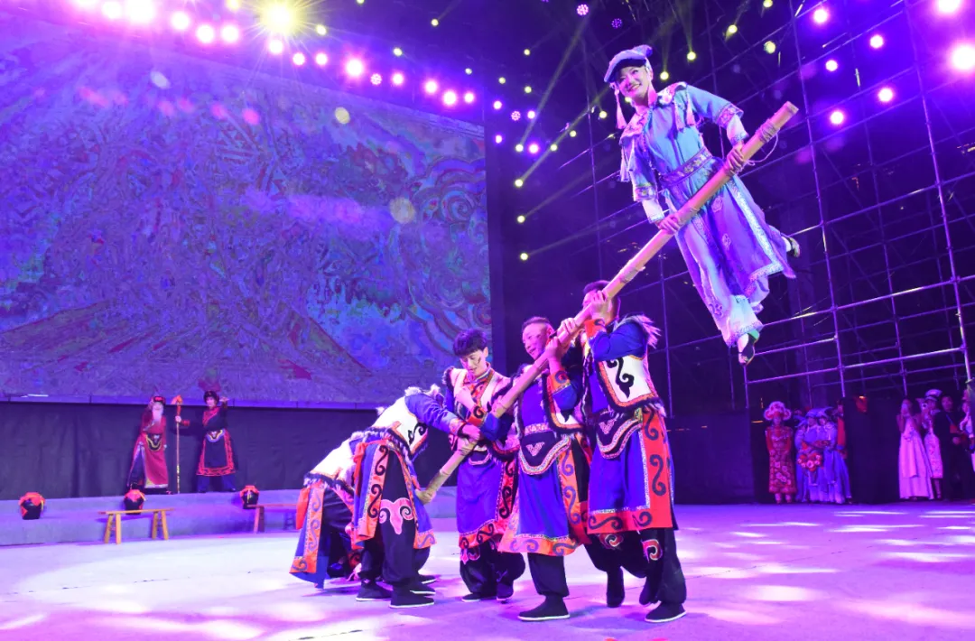 “云上霓裳·羌韻新生”T臺秀寧強(qiáng)華美上演 千年羌文化煥發(fā)時(shí)代光華