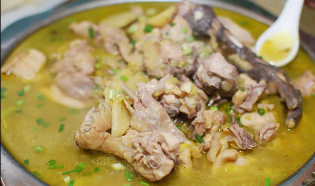 跟著非遺美食游南鄭：酸辣鮮香、肉嫩湯美的泡姜雞。