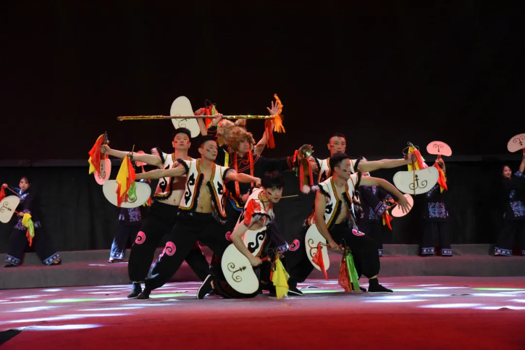 “云上霓裳·羌韻新生”T臺秀寧強(qiáng)華美上演 千年羌文化煥發(fā)時(shí)代光華