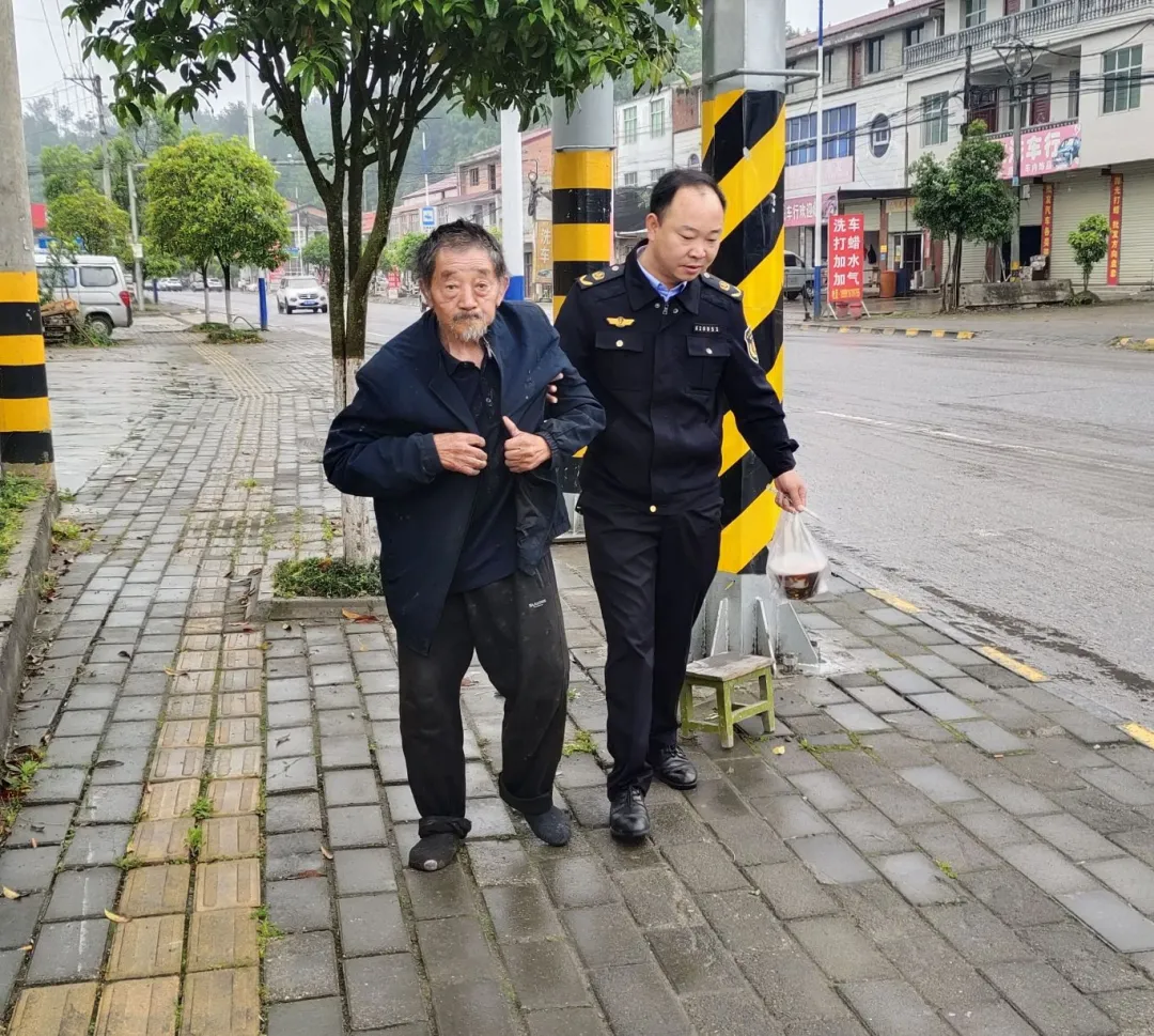 暖心︱八旬老人迷路，公路人幫助回家
