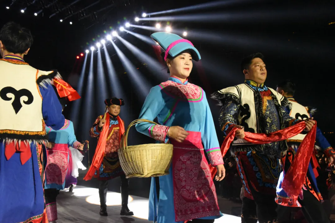 “云上霓裳·羌韻新生”T臺秀寧強(qiáng)華美上演 千年羌文化煥發(fā)時(shí)代光華